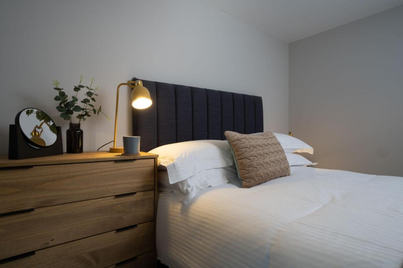 Spacious - Contemporary 2Br Apartment - Central Ambleside - Parking מראה חיצוני תמונה