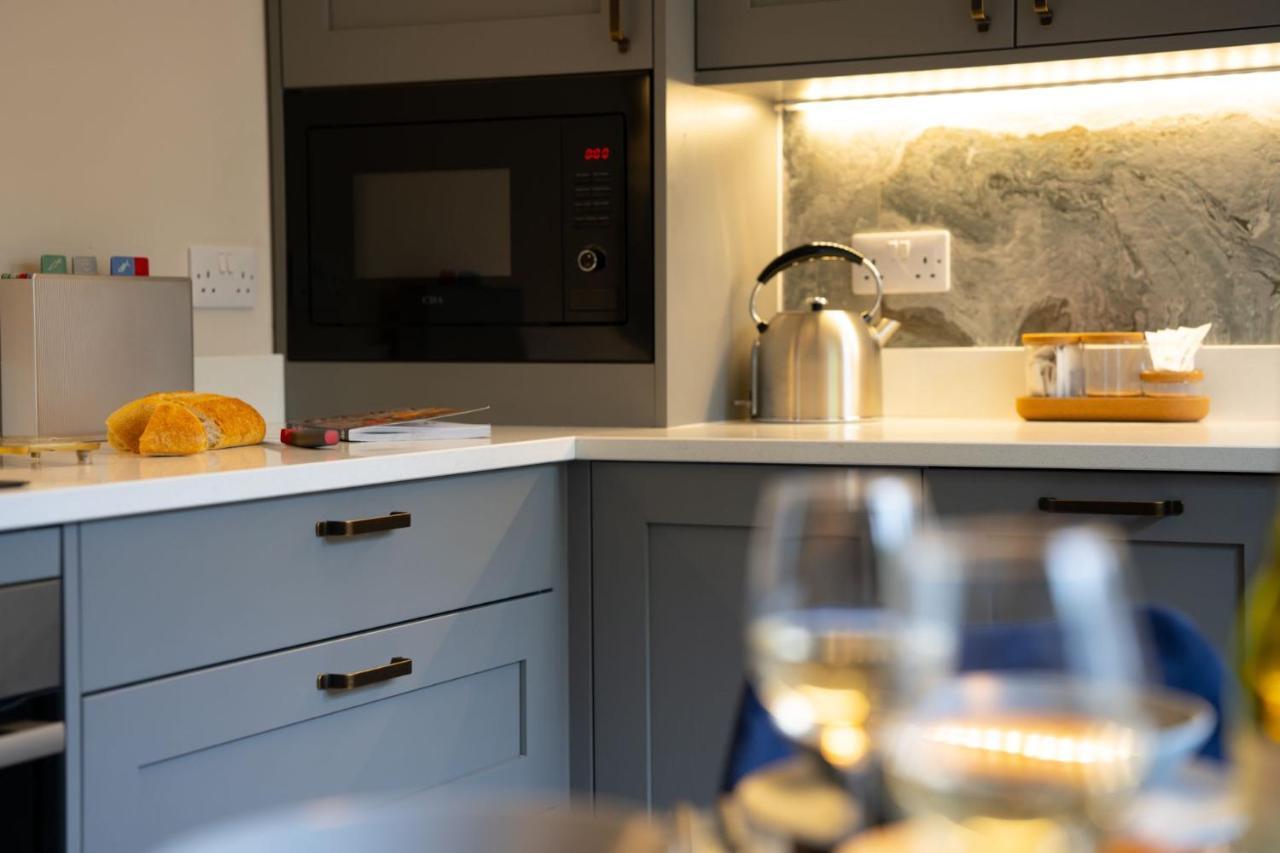 Spacious - Contemporary 2Br Apartment - Central Ambleside - Parking מראה חיצוני תמונה