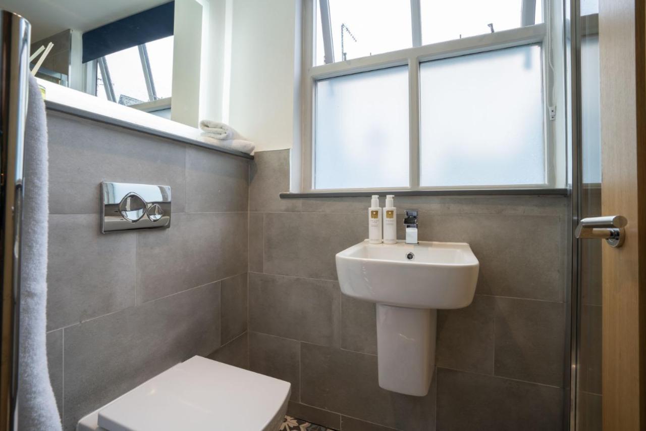 Spacious - Contemporary 2Br Apartment - Central Ambleside - Parking מראה חיצוני תמונה