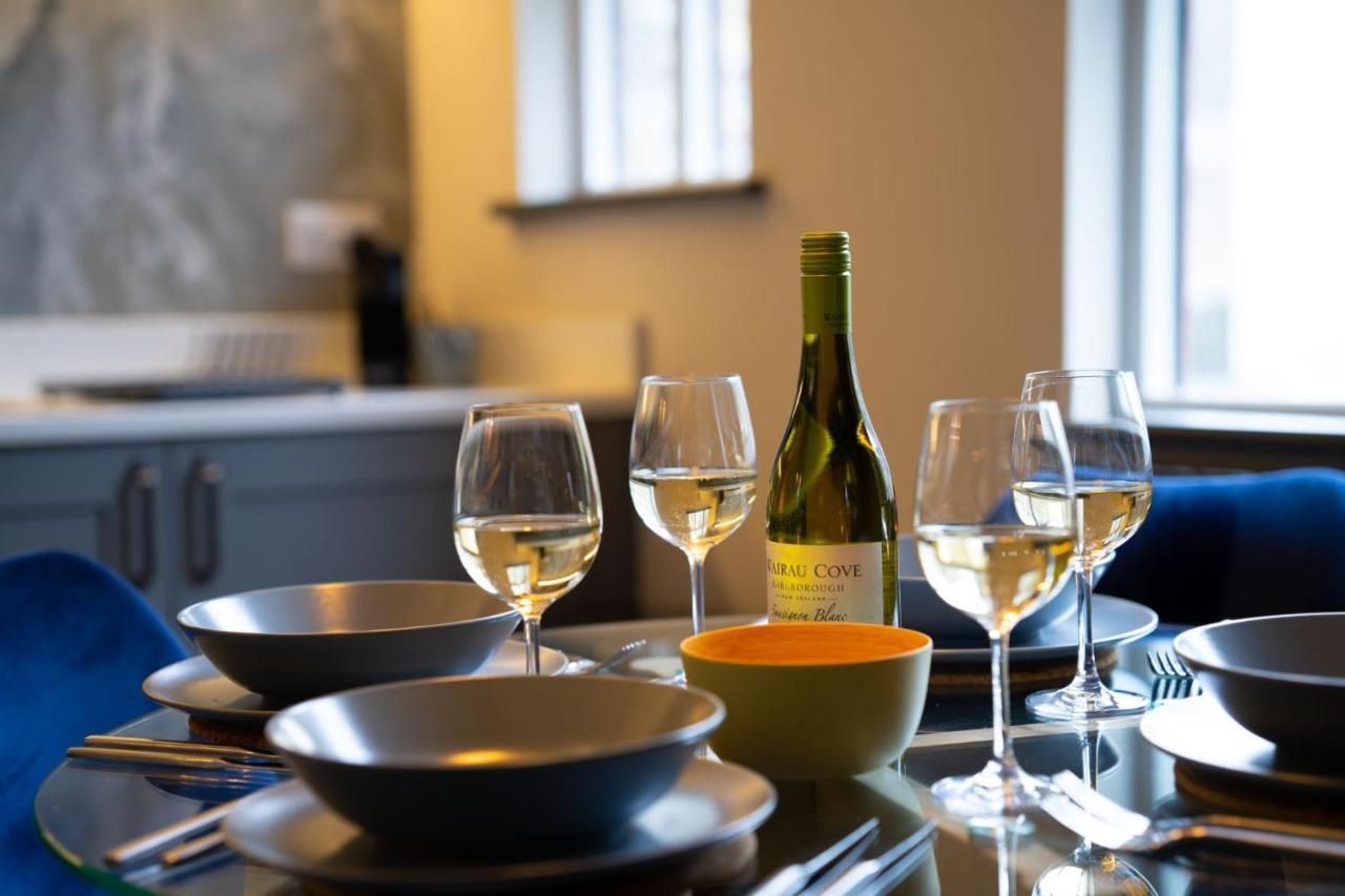 Spacious - Contemporary 2Br Apartment - Central Ambleside - Parking מראה חיצוני תמונה