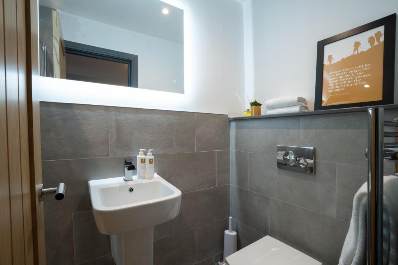 Spacious - Contemporary 2Br Apartment - Central Ambleside - Parking מראה חיצוני תמונה