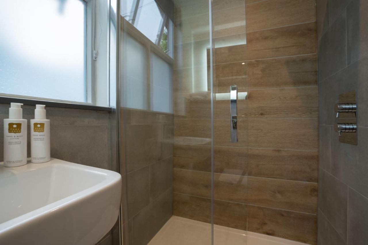 Spacious - Contemporary 2Br Apartment - Central Ambleside - Parking מראה חיצוני תמונה