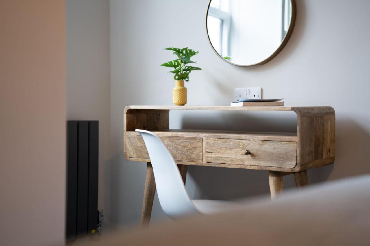 Spacious - Contemporary 2Br Apartment - Central Ambleside - Parking מראה חיצוני תמונה