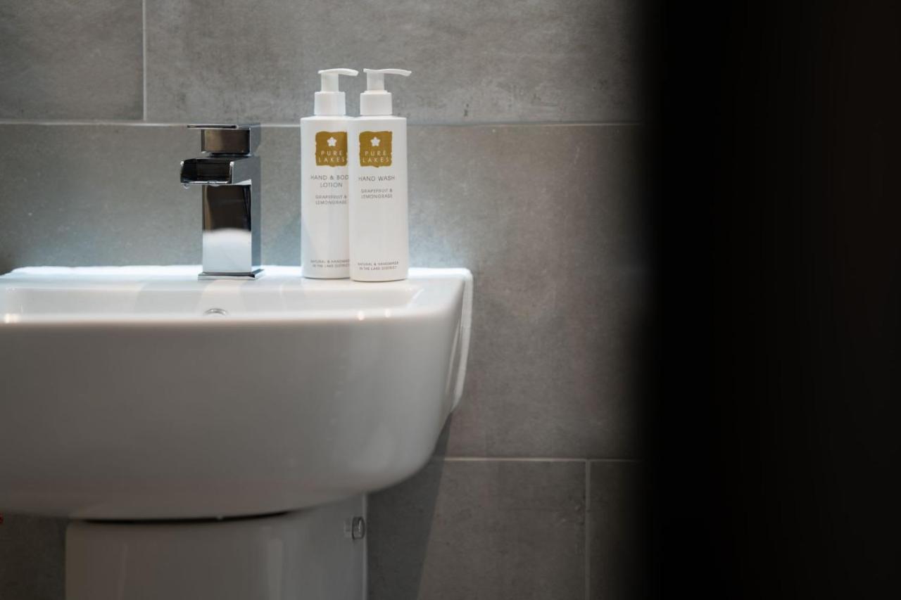 Spacious - Contemporary 2Br Apartment - Central Ambleside - Parking מראה חיצוני תמונה